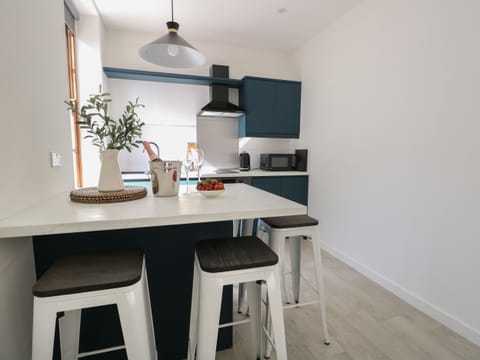 Fridge, dishwasher, cookware/dishes/utensils