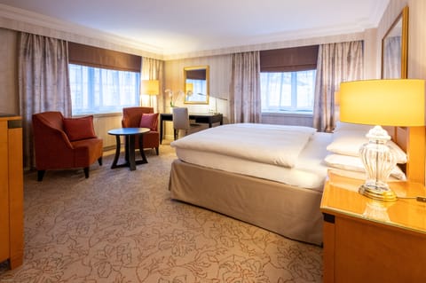 Premium Room, 1 King Bed, City View, Corner | Hypo-allergenic bedding, minibar, in-room safe, desk