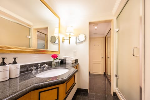 Senior Suite | Bathroom | Shower, eco-friendly toiletries, hair dryer, bathrobes