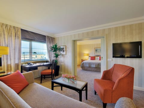 Suite, 1 Bedroom, Club Lounge Access, Park View (High Floor) | Hypo-allergenic bedding, minibar, in-room safe, desk