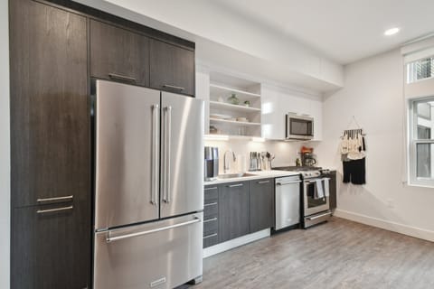 Condo, 1 Queen Bed, Kitchen, Mountain View (unit 200) | Private kitchen | Fridge, microwave, oven, stovetop