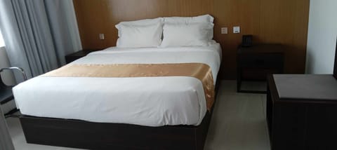 Deluxe Single Room | Premium bedding, down comforters, desk, laptop workspace