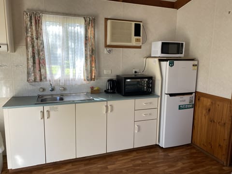 Standard Cabin, 1 Queen Bed, Kitchenette | Private kitchen | Fridge, cookware/dishes/utensils