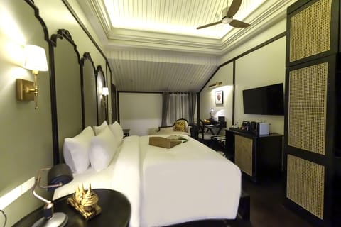 Deluxe Room, 1 King Bed | Select Comfort beds, minibar, in-room safe, desk