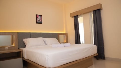 Deluxe Room, 1 King Bed | Desk, free WiFi, bed sheets