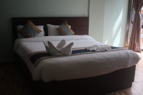 Deluxe Double Room | Desk, laptop workspace, bed sheets