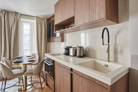 Classic Apartment (n°4) | Private kitchen | Mini-fridge, microwave, stovetop, electric kettle