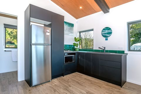 Cabin | Private kitchen | Full-size fridge, microwave, dishwasher, electric kettle