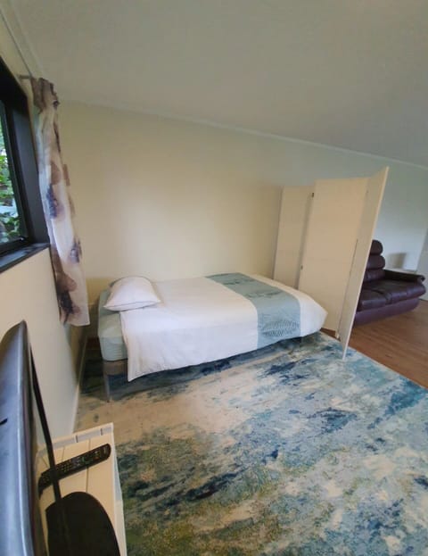 King single behind screen.