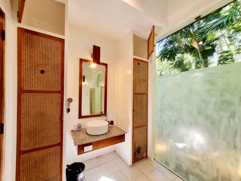 Deluxe Villa | Bathroom | Shower, eco-friendly toiletries, hair dryer, slippers