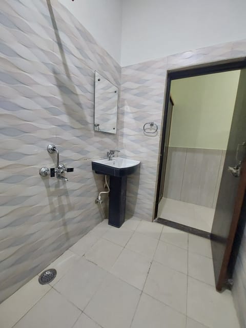 Deluxe Room | Bathroom | Free toiletries, bathrobes, slippers