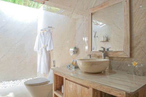 Deluxe Room, 1 Bedroom, Garden View | Bathroom | Towels