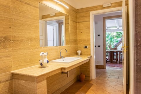 Deluxe Room | Bathroom | Free toiletries, towels