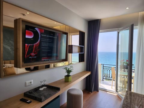 Superior Double Room with Balcony and Sea View | 1 bedroom, hypo-allergenic bedding, soundproofing, free WiFi