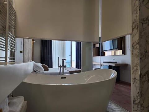 Deluxe Double Room with Balcony and Sea View | Bathroom | Hydromassage showerhead, free toiletries, hair dryer, slippers