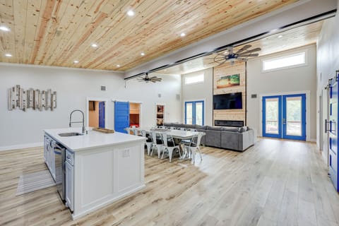 House (6 Bedrooms) | Interior