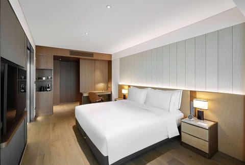 Executive Room, 1 King Bed, Non Smoking | Premium bedding, down comforters, minibar, in-room safe