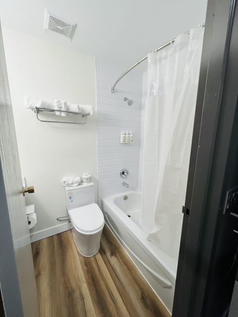 Standard Room, 1 Queen Bed | Bathroom | Rainfall showerhead, towels