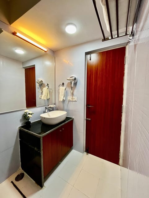 Suite | Bathroom | Shower, rainfall showerhead, free toiletries, hair dryer