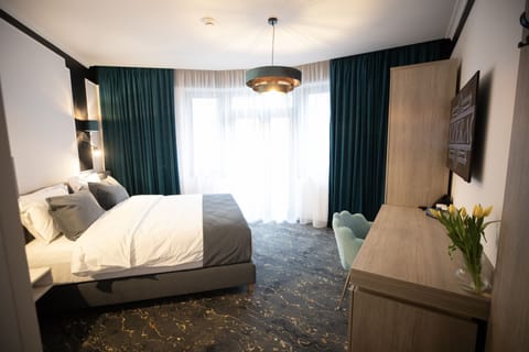 Deluxe Room, 1 Queen Bed | Memory foam beds, minibar, in-room safe, desk