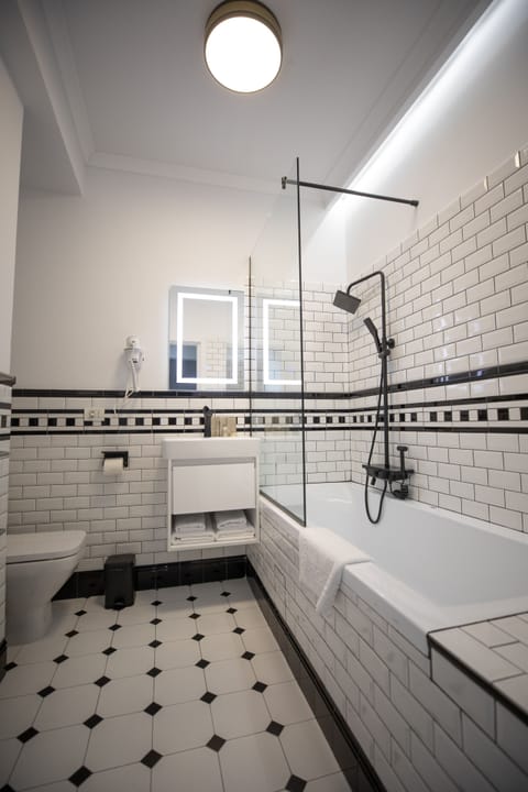 Deluxe Apartment | Bathroom | Rainfall showerhead, free toiletries, hair dryer, slippers