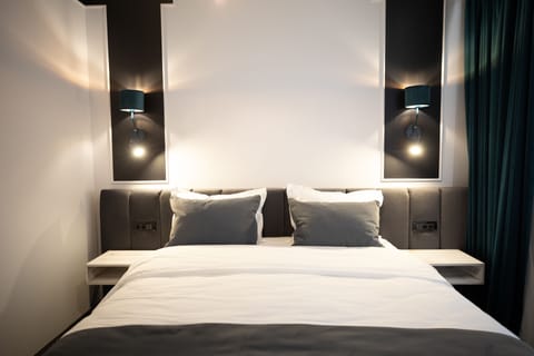 Deluxe Apartment | Memory foam beds, minibar, in-room safe, desk