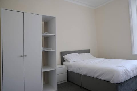 House | 5 bedrooms, iron/ironing board, free WiFi, bed sheets