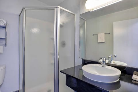 Combined shower/tub, towels