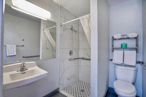 Combined shower/tub, towels