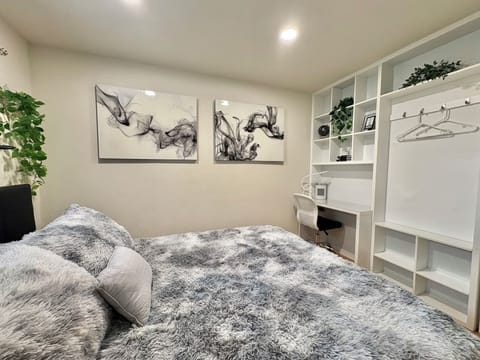 Bedroom 1
Queen size bed
And 
Working space