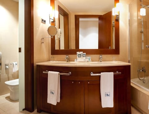 Junior Suite | Bathroom | Combined shower/tub, free toiletries, hair dryer, bidet