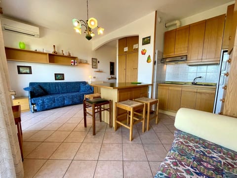 Studio, Multiple Bedrooms, Balcony, Ocean View | Living area