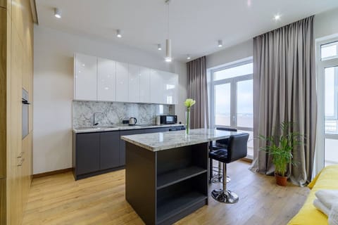 Business Apartment | Private kitchen | Fridge, stovetop, electric kettle, cookware/dishes/utensils