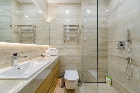 Business Apartment | Bathroom | Hair dryer, towels, soap, toilet paper