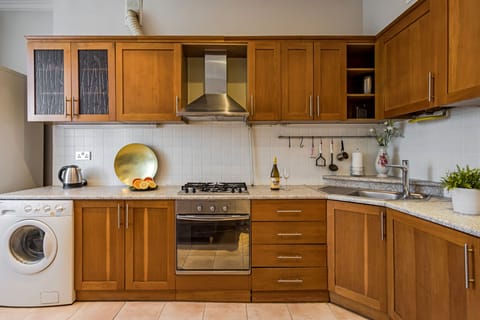 Business Apartment | Private kitchen | Fridge, stovetop, electric kettle, cookware/dishes/utensils