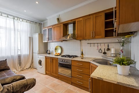 Business Apartment | Private kitchen | Fridge, stovetop, electric kettle, cookware/dishes/utensils