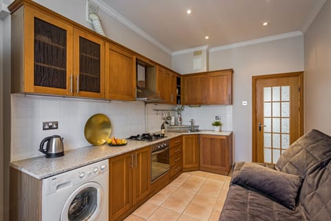 Business Apartment | Private kitchen | Fridge, stovetop, electric kettle, cookware/dishes/utensils