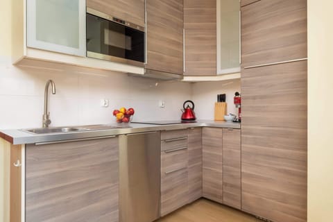 Fully equipped kitchenette