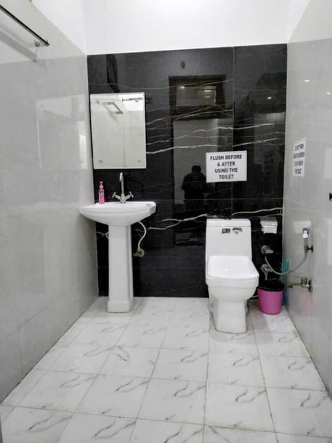 Premium Double Room | Bathroom | Hair dryer, slippers