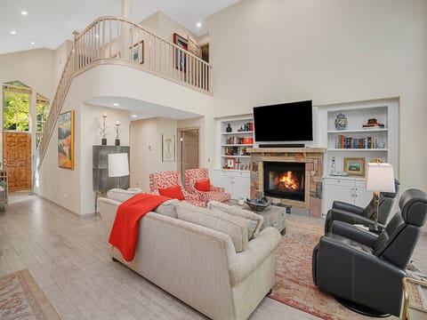 Main Living Room w/ Gas Fireplace