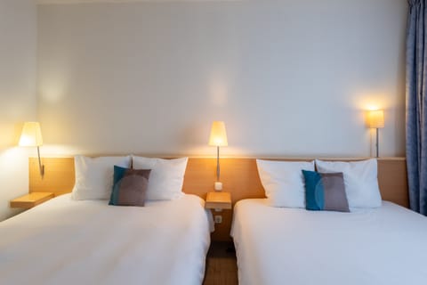 Standard Twin Room | Minibar, in-room safe, desk, free WiFi