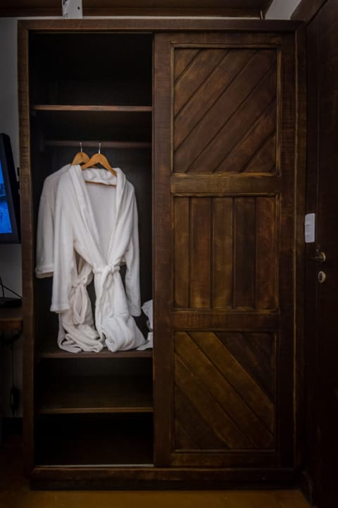 Standard Suite, 1 King Bed | Hypo-allergenic bedding, free WiFi