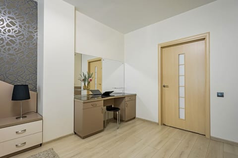 Apartment | Desk, laptop workspace, iron/ironing board, free WiFi