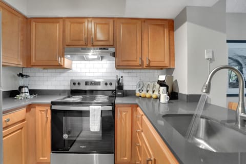 Standard Apartment, 1 Bedroom, Non Smoking, Pool Access | Private kitchen | Full-size fridge, microwave, oven, stovetop