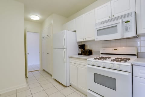 Deluxe Apartment | Private kitchen | Fridge, microwave, oven, dishwasher