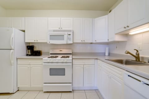 Deluxe Apartment | Private kitchen | Fridge, microwave, oven, dishwasher