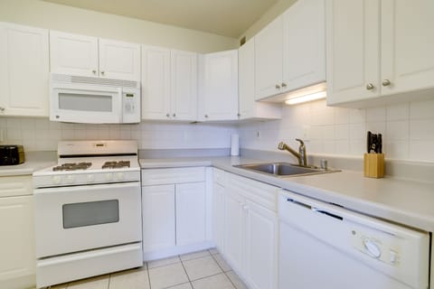 Deluxe Apartment | Private kitchen | Fridge, microwave, oven, dishwasher