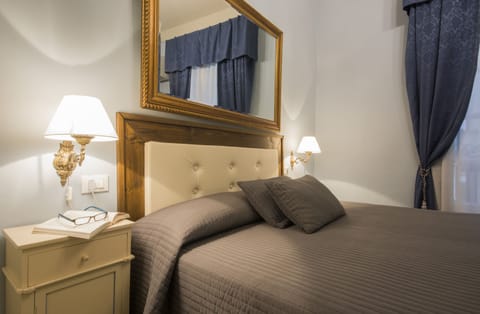 Standard Double Room, Ensuite | Individually decorated, individually furnished, desk, blackout drapes