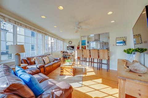 Casa de Playa- South Mission Beach Escape! Upstairs 3 Bed/ 2 Bath