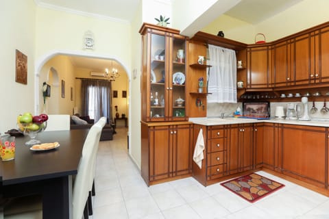 City Apartment | Private kitchen | Full-size fridge, oven, stovetop, electric kettle